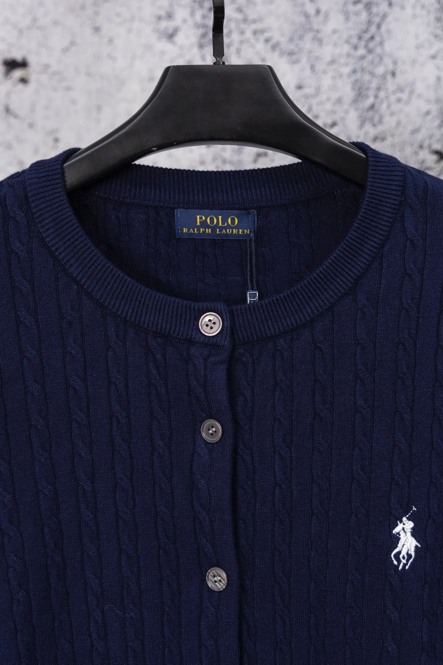 P170 Ralph Lauren Classic Round Neck Solid Color Pony Embroidered Logo Knitted Cardigan Long Sleeve Ralph Lauren Classic Basic Versatile Twist Knitted Cardigan Long Sleeve Main supply platform live broadcast Wholesale entity Replenish when out of stock Not removed from the shelves Quality 1:1 patterning Complete three standards Correct version of pony logo Imported quality cotton yarn Focus on high-end Cost-effective Good quality Needless to say Zhao Lusi's same style is really amazing, so sweet I'm so beautiful. This cardigan is really good-looking. It's simple and easy to wear. It's a must-have for goddess ootd. Good-looking clothes are never picky. A must-have in the wardrobe of goddesses. Size: S-XL. Color: black, apricot, gray, navy, red, white.
